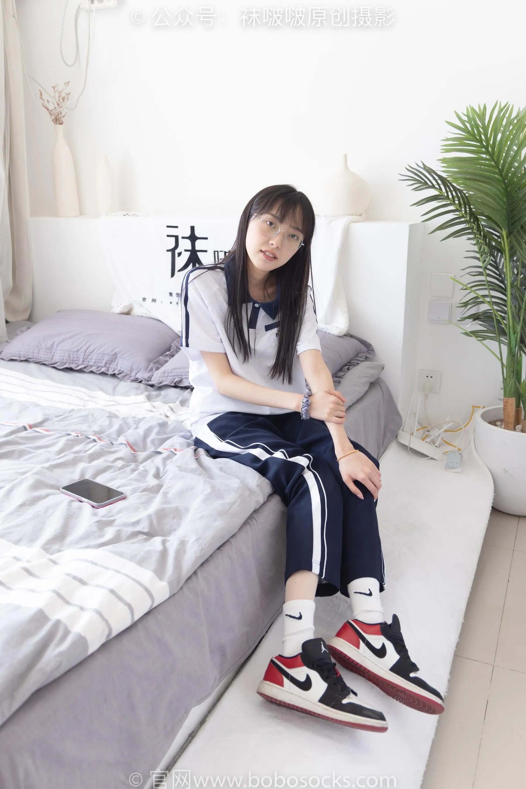 [BoBoSocks袜啵啵]NO.207 稚予-aj板鞋、白棉袜、油亮白丝、校服裤里丝 [87P]插图2